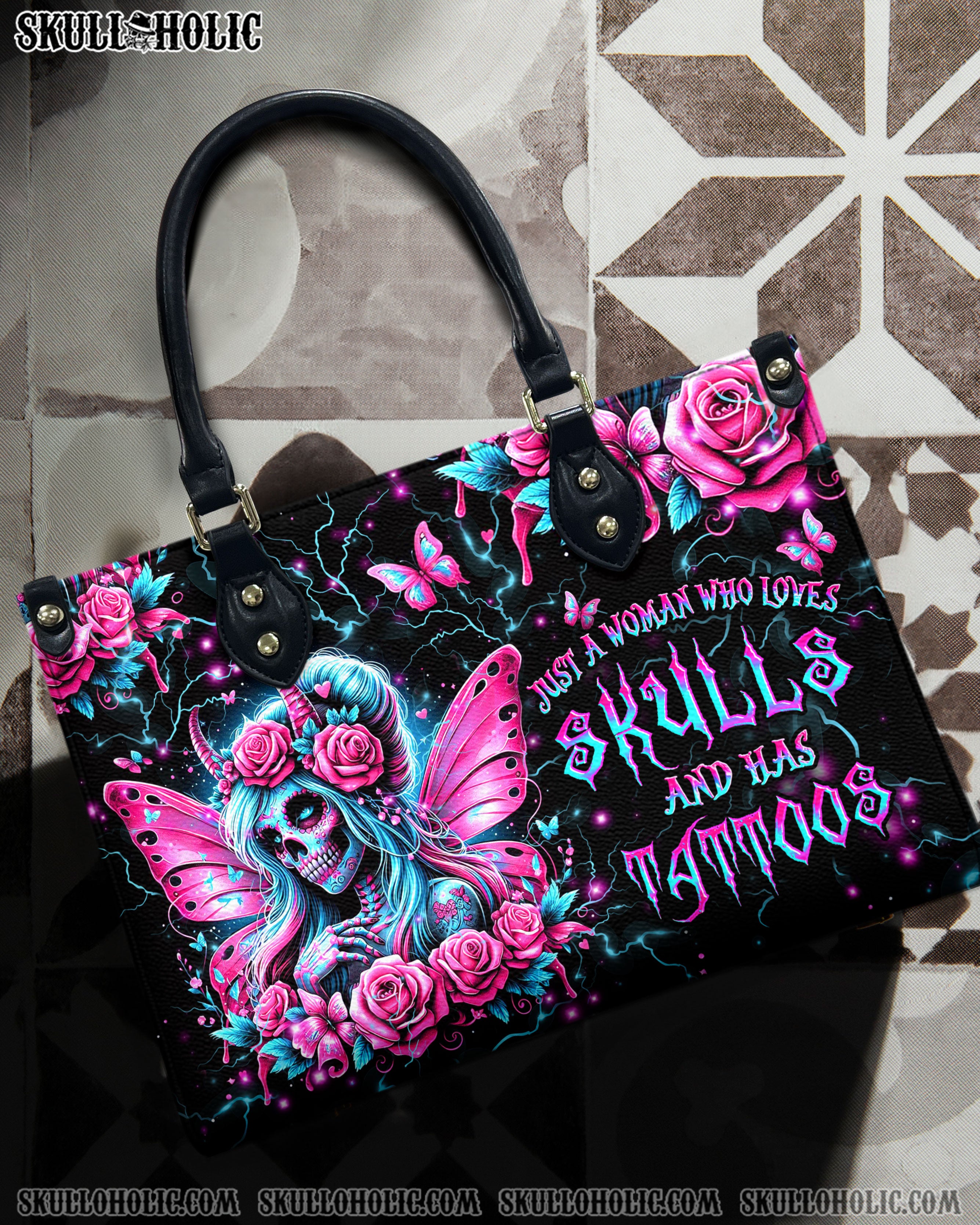 JUST A WOMAN WHO LOVES SKULLS AND HAS TATTOOS LEATHER HANDBAG - YHDU1607242