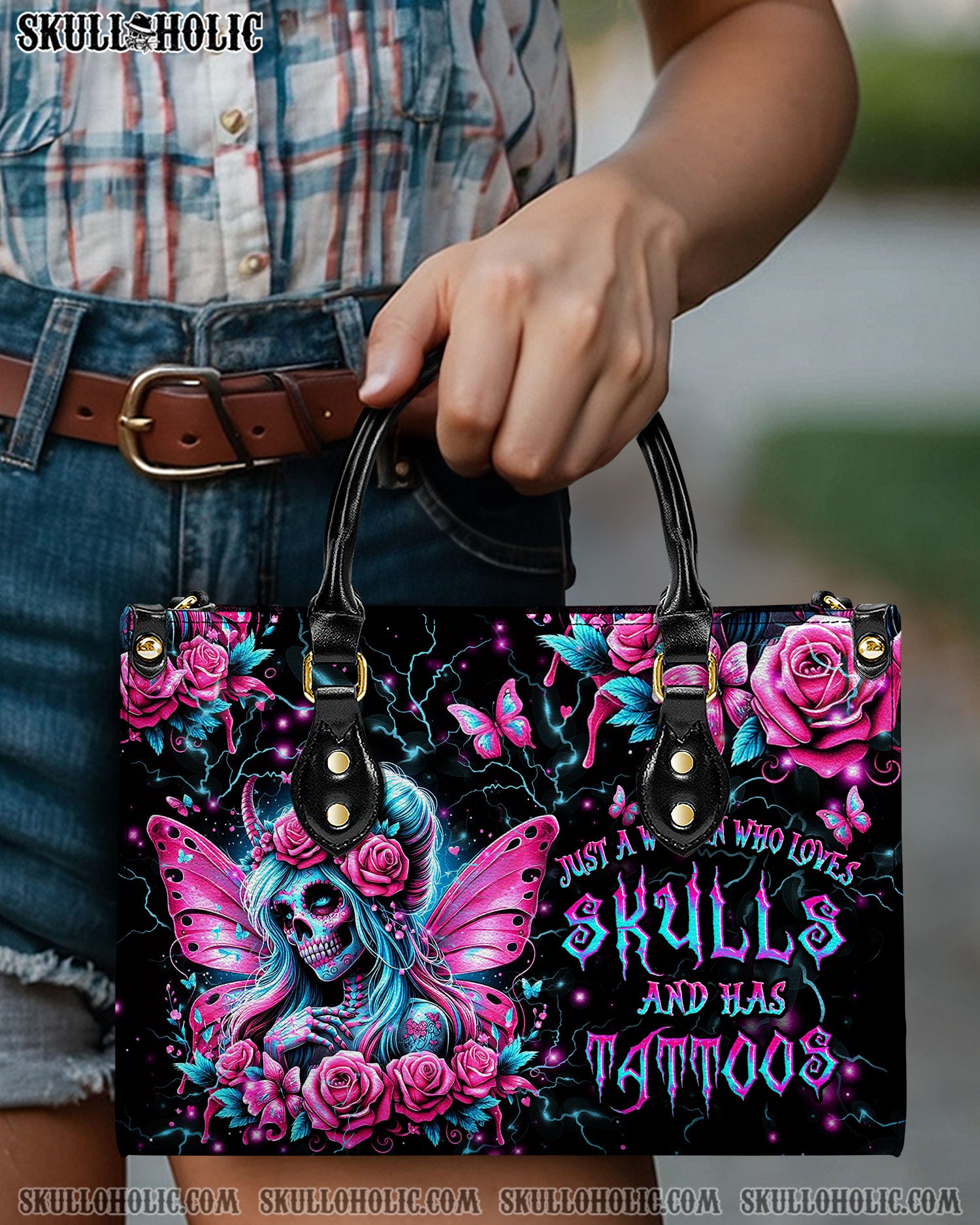 JUST A WOMAN WHO LOVES SKULLS AND HAS TATTOOS LEATHER HANDBAG - YHDU1607242